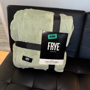 NWT Frye Silky Soft King Blanket Soft Green  - 108in x 90in